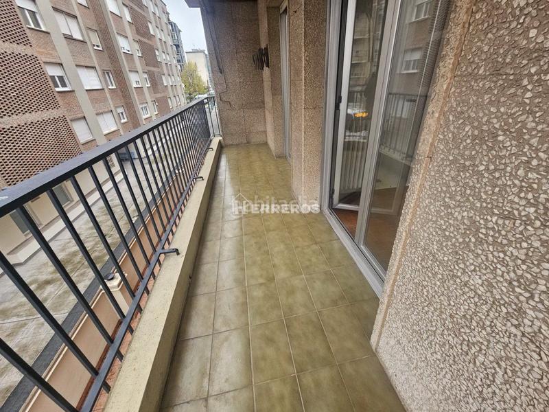 Foto f2e3adb5-e357-40ae-9984-ffc74f5c565c. Flat with heating in Residencia Logroño