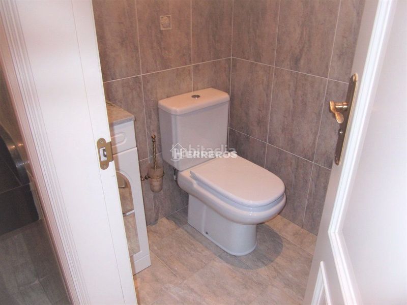 Foto d81e7078-2777-4f62-81f6-6943184289c9. Local comercial a Jesuitas Logroño