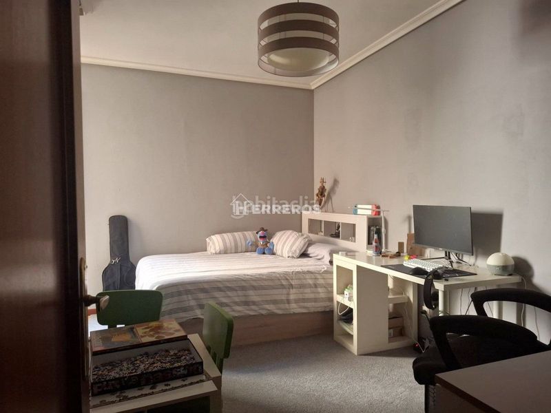 Foto 8dc237fa-7c98-4df1-b6cf-73902c8cd854. Flat with heating in Oeste Logroño