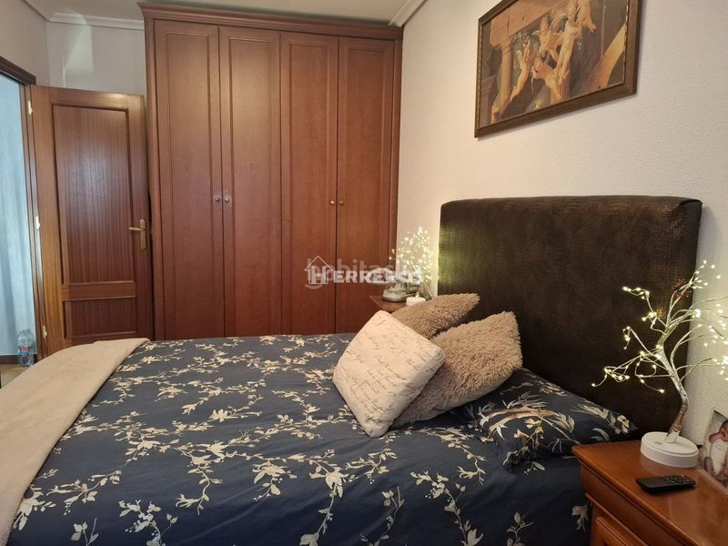 Foto c1eca153-34ab-4692-97fa-11c723de36ed. Flat with heating in Oeste Logroño