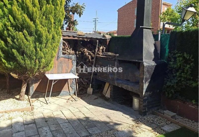 Foto 14251b9f-dea3-455e-98ef-61b191077762. Casa adossada amb calefacció aparcament a Uruñuela