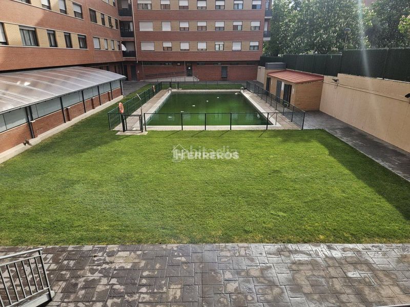 Foto 476b13a4-6b06-458f-8c07-a9bfd45a4c4e. Planta baixa amb calefacció aparcament piscina a Logroño