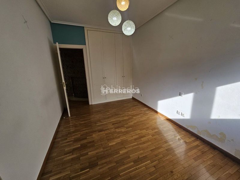 Foto b5e141bd-e96c-4698-9b5a-d376285ba15c. Planta baixa amb calefacció aparcament piscina a Logroño