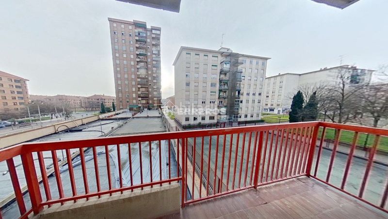Foto 27bc64b0-3c7e-4d43-912a-7d60ecf35b1c. Piso  en venta en solidaridad, 4 dormitorios. en Logroño