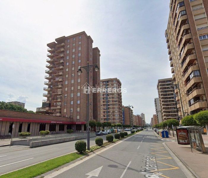 Foto 482c6128-f31b-47bd-8d94-bf34ba83e527. Piso  en venta en solidaridad, 4 dormitorios. en Logroño