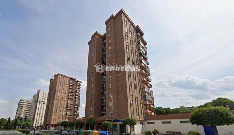 Foto 5aad9837-f259-486a-a9e0-28bdd9bfec68. Piso  en venta en solidaridad, 4 dormitorios. en Logroño