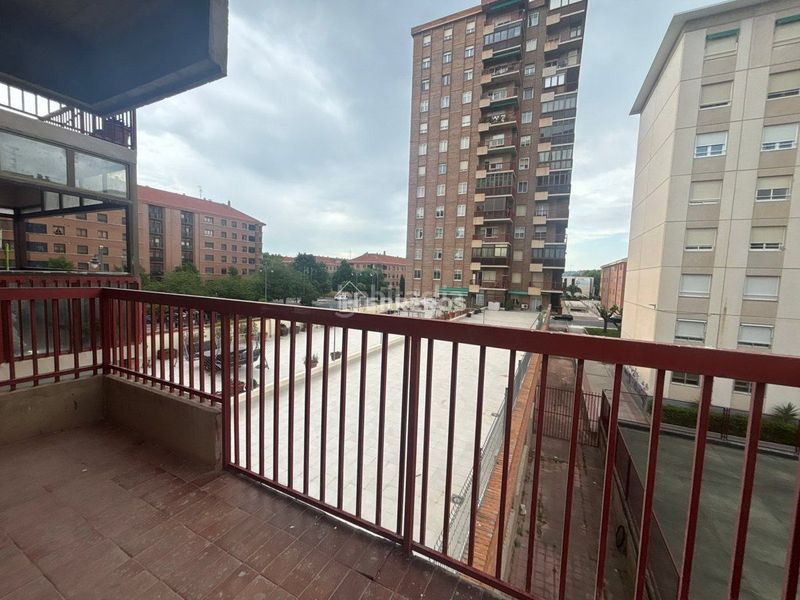 Foto 87f57b03-1e7a-46aa-b42f-80b3e9bf93d4. Piso  en venta en solidaridad, 4 dormitorios. en Logroño