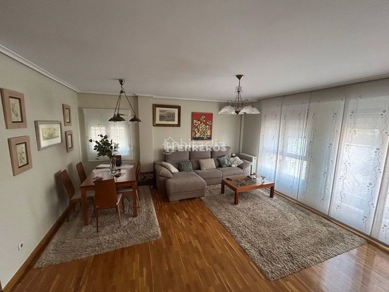 Foto 049b0828-374b-4839-a519-ce8c20c07d9a. Casa adossada amb calefacció aparcament piscina a Logroño