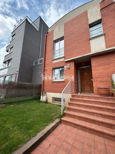 Foto 11cbb479-f29a-4202-baf5-fe83e6bd5a89. Casa adossada amb calefacció aparcament piscina a Logroño