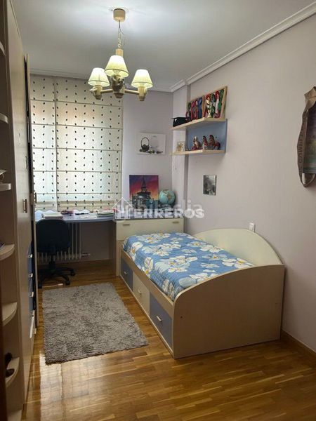 Foto 1aee237f-c203-47b6-b458-9d4985b9675d. Casa adossada amb calefacció aparcament piscina a Logroño