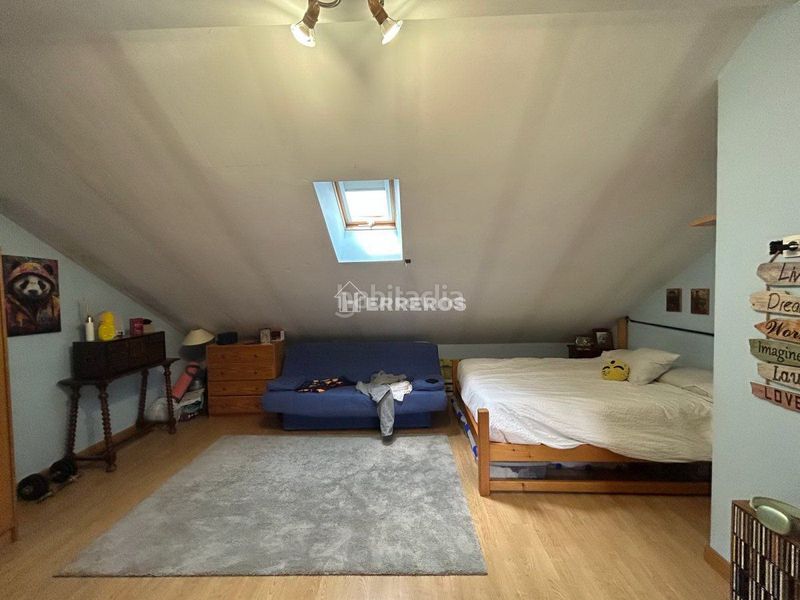 Foto 2110146d-b8e5-4d4d-bfe2-c5f53717d663. Casa adossada amb calefacció aparcament piscina a Logroño