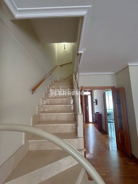 Foto 8a8082ad-b2ea-4bff-9b55-c9f7dcad7b22. Casa adossada amb calefacció aparcament piscina a Logroño