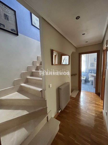 Foto 967dbc83-9f60-4462-bb06-c3a2d40a9e78. Casa adossada amb calefacció aparcament piscina a Logroño