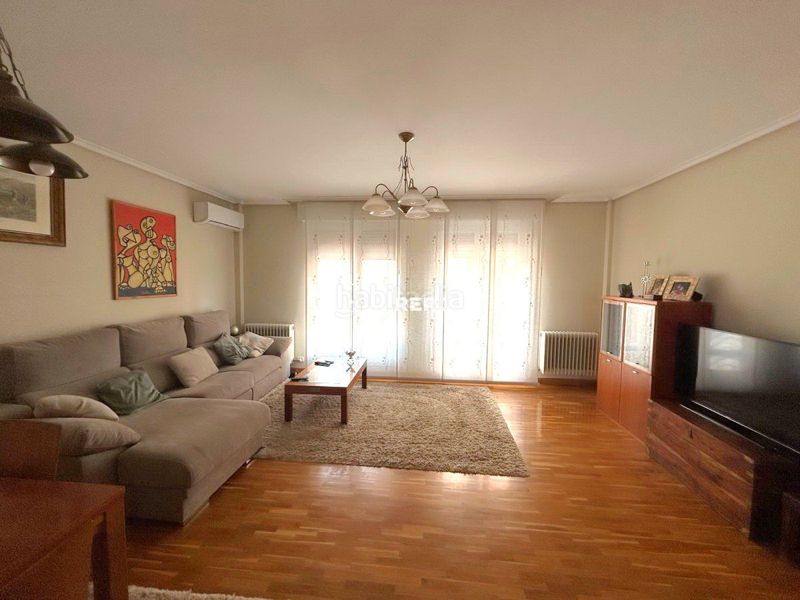 Foto 9724c22b-4165-41c9-b47b-65bb50b31e58. Casa adossada amb calefacció aparcament piscina a Logroño