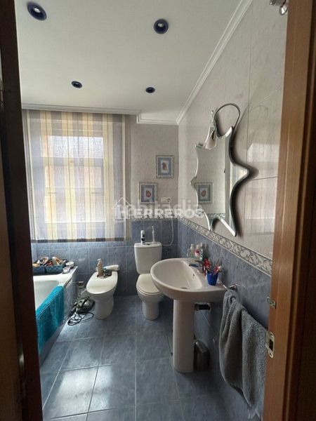 Foto bc901b1d-47ec-4f28-8bf8-fab97d315a0d. Casa adossada amb calefacció aparcament piscina a Logroño