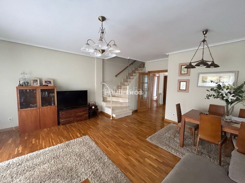 Foto c2c0da6b-e9f5-47c7-97a6-e797f080886c. Casa adossada amb calefacció aparcament piscina a Logroño