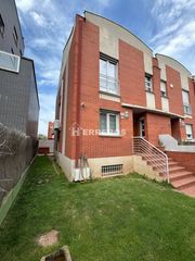 Reihenhaus  Avda. de burgos. Adosado en venta en avda. burgos, 4 dormitorios.