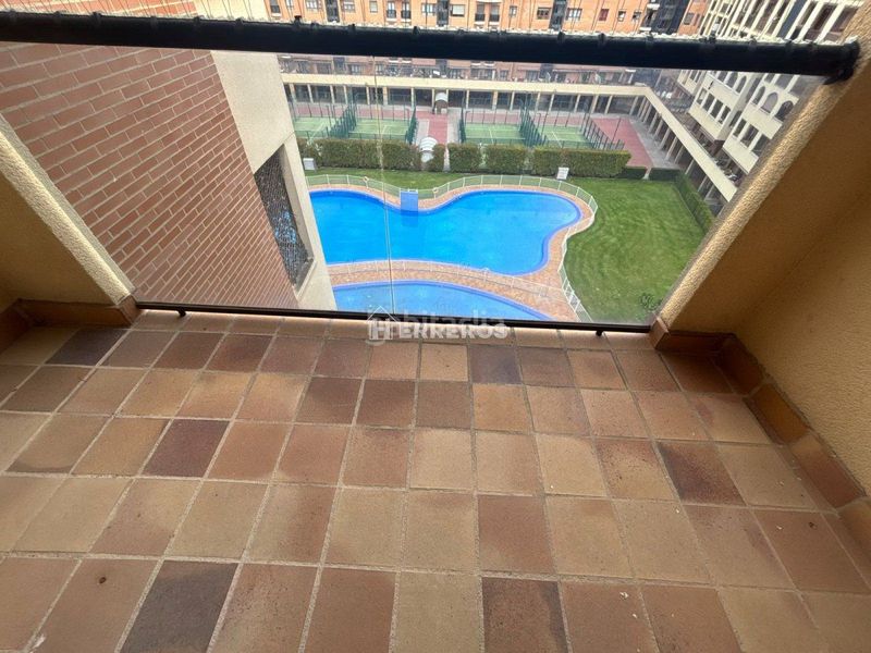 Foto c8ea86a9-347d-4d5e-a1f2-02cccd0366f8. Pis amb calefacció aparcament piscina a San Adrián Logroño
