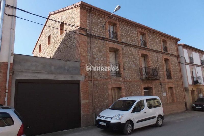 Foto d38f467e-473d-46cc-b54d-e81168b2fcb0. Casa amb aparcament a Santa Coloma