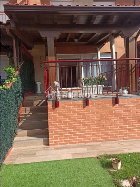 Foto ada171af-19d5-42fe-9df5-d46e2babb966. Casa adossada amb calefacció aparcament a Alesanco