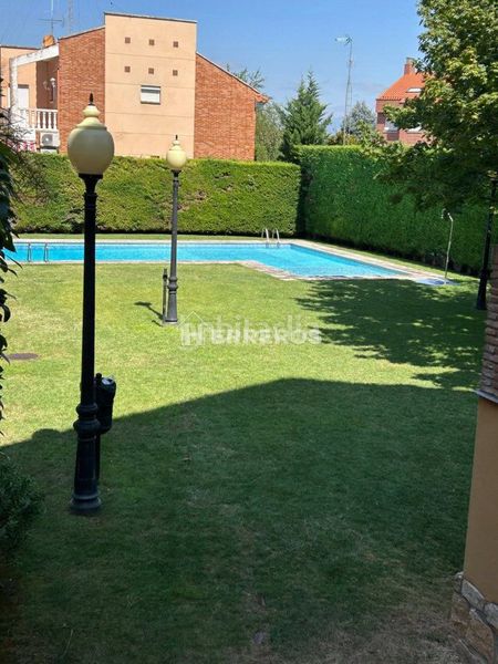 Foto 4f228552-9af3-47f8-9ced-e76653684e46. Dúplex amb calefacció aparcament piscina a Villamediana de Iregua