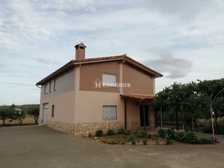 Casa in Lardero. Casa con finca en venta en ctra. de soria, 3 dormitorios.