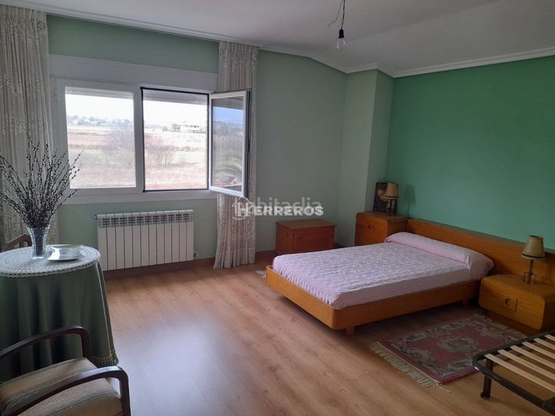 Foto 5716a509-e725-4631-a1da-73824015f2c0. Casa amb calefacció aparcament a Lardero