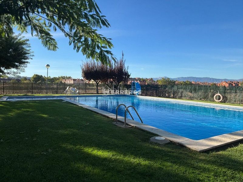 Foto 004da465-3544-43af-8afa-cb636c2f5de9. Casa adossada amb calefacció aparcament piscina a Logroño
