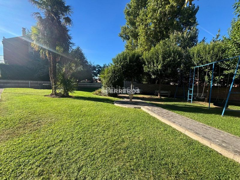 Foto 085289f8-8f86-4488-9b9d-b774fe9d8298. Casa adossada amb calefacció aparcament piscina a Logroño