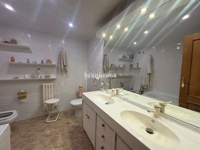 Foto 9a8f5a23-a498-4b81-902f-8c071e3db66d. Casa adossada amb calefacció aparcament piscina a Logroño