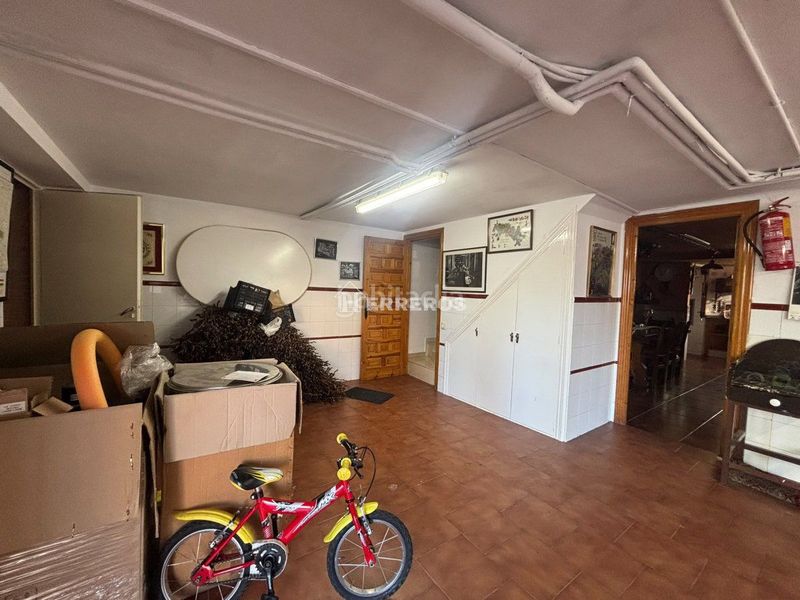 Foto c9bc5946-5b8f-46e4-bba9-f3edd1c08d85. Casa adossada amb calefacció aparcament piscina a Logroño