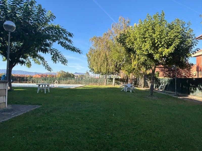 Foto d9b4b31d-7029-4977-9f44-8fbc25027ef9. Casa adossada amb calefacció aparcament piscina a Logroño