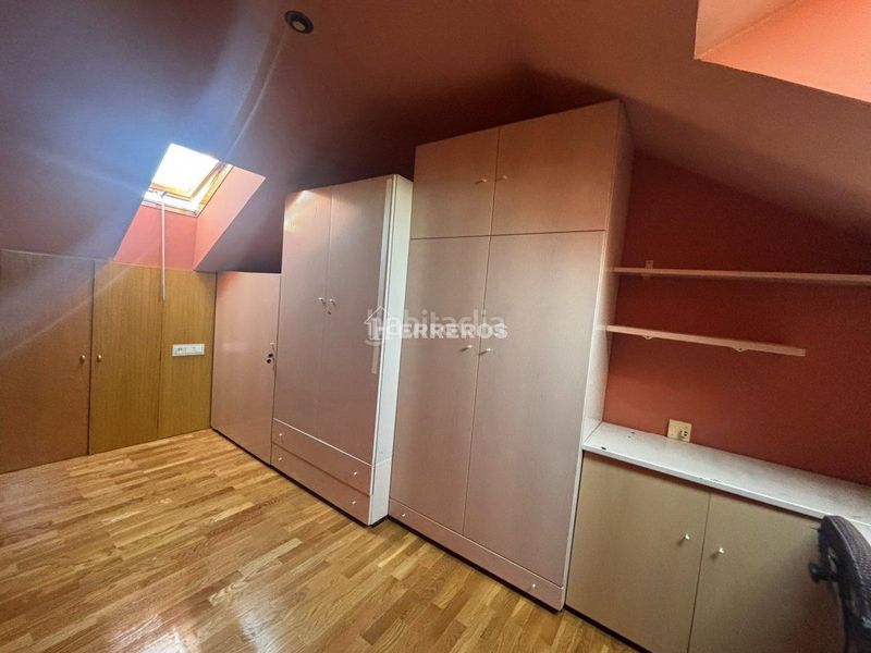 Foto e6051642-bf7a-4bac-b2b2-d3f939b0da7c. Casa adossada amb calefacció aparcament piscina a Logroño