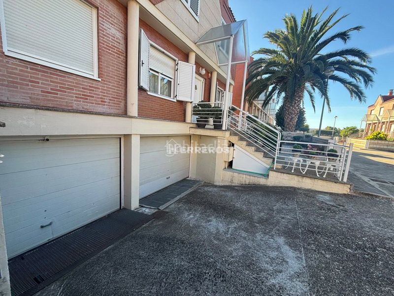 Foto eed9c356-ac85-4ba7-ad0c-35f1679e2687. Casa adossada amb calefacció aparcament piscina a Logroño