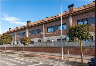 Casa adossada a Entrena