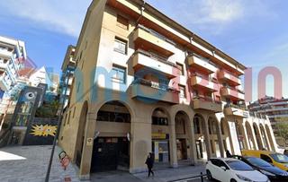 Aparcament cotxe  Urbialde plaza. Garaje cerrado