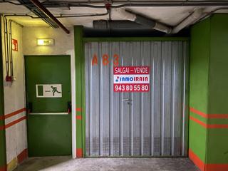 Aparcament cotxe  Urbialde plaza. Garaje cerrado con zona de trastero  dispone de lavadero comunit
