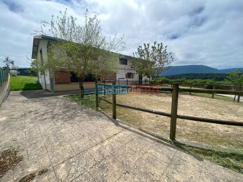 Foto 4a4ebe60-c552-4108-b1fd-2f48611d9d85. Industrial building in soroen bidea in Altsasu / Alsasua