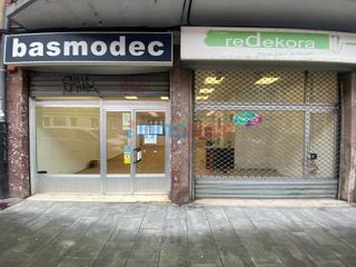 Lloguer Local Comercial  Oriamendi kalea. Gran local en alquiler con grandes escaparates ubicado en la cal