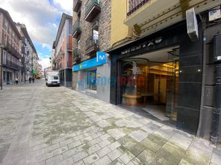 Local commercial  Kale nagusia. Local en kale nagusia con escaparate