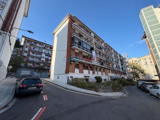 Pis  Arantzazu kalea. Luminoso piso con dos balcones y vistas despejadas  última plant