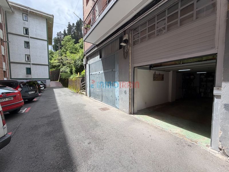 Foto 751647e8-81e7-4185-98ad-d8a1c7377007. Aparcament cotxe a Beasain