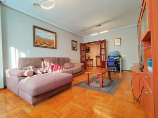 Pis a Residencia. Amplio piso de 3 habitaciones y 2 baños en pleno centro, junto a