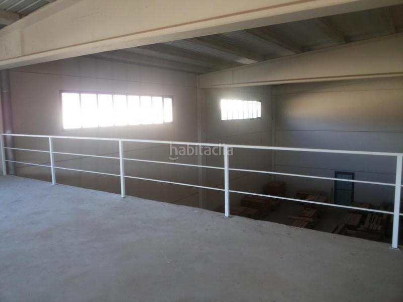 Foto 050f9e70-36a1-44b4-953a-6ebd20462289. Nave industrial nave en alquiler de 665 m, con una entreplanta de 130 m. la propiedad incluye un muelle de carga y descarga apto para en Fuenmayor