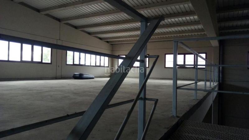 Foto 2f126989-119c-4d22-8aae-ca3164c4ac1e. Nave industrial nave en alquiler de 665 m, con una entreplanta de 130 m. la propiedad incluye un muelle de carga y descarga apto para en Fuenmayor