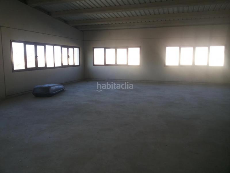 Foto 5cc92206-ee60-4bb9-8afd-9138c97bc715. Nave industrial nave en alquiler de 665 m, con una entreplanta de 130 m. la propiedad incluye un muelle de carga y descarga apto para en Fuenmayor