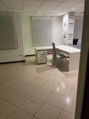 Lloguer Oficina a Cascajos - Piqueras. Se ofrece en alquiler una excepcional y moderna oficina ubicada