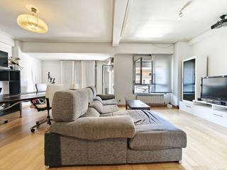 Pis a Gran Via. Piso amplio en venta junto a vara de rey, con terraza, balcón y