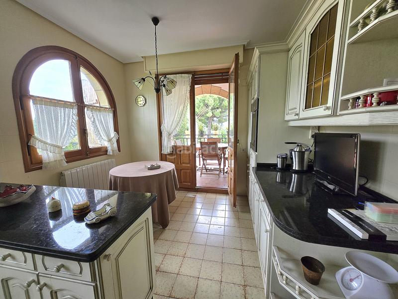Foto 2b39dc2d-2e6e-4724-9ca8-36210025d85b. Casa se presenta una magnífica oportunidad para aquellos que buscan una vivienda espectacular en un entorno idílico. esta impresionante en Nalda