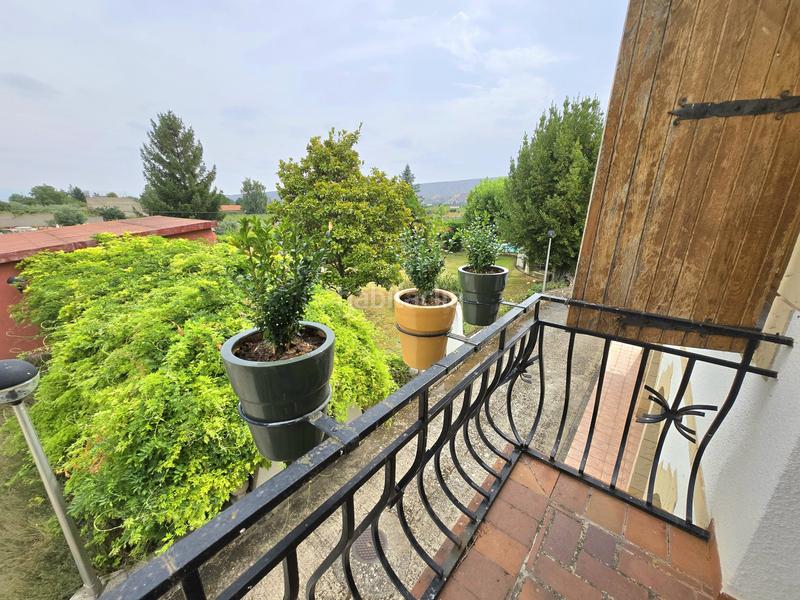 Foto cfc48e7b-f5f2-4afe-b411-4075cf3e513d. Casa se presenta una magnífica oportunidad para aquellos que buscan una vivienda espectacular en un entorno idílico. esta impresionante en Nalda